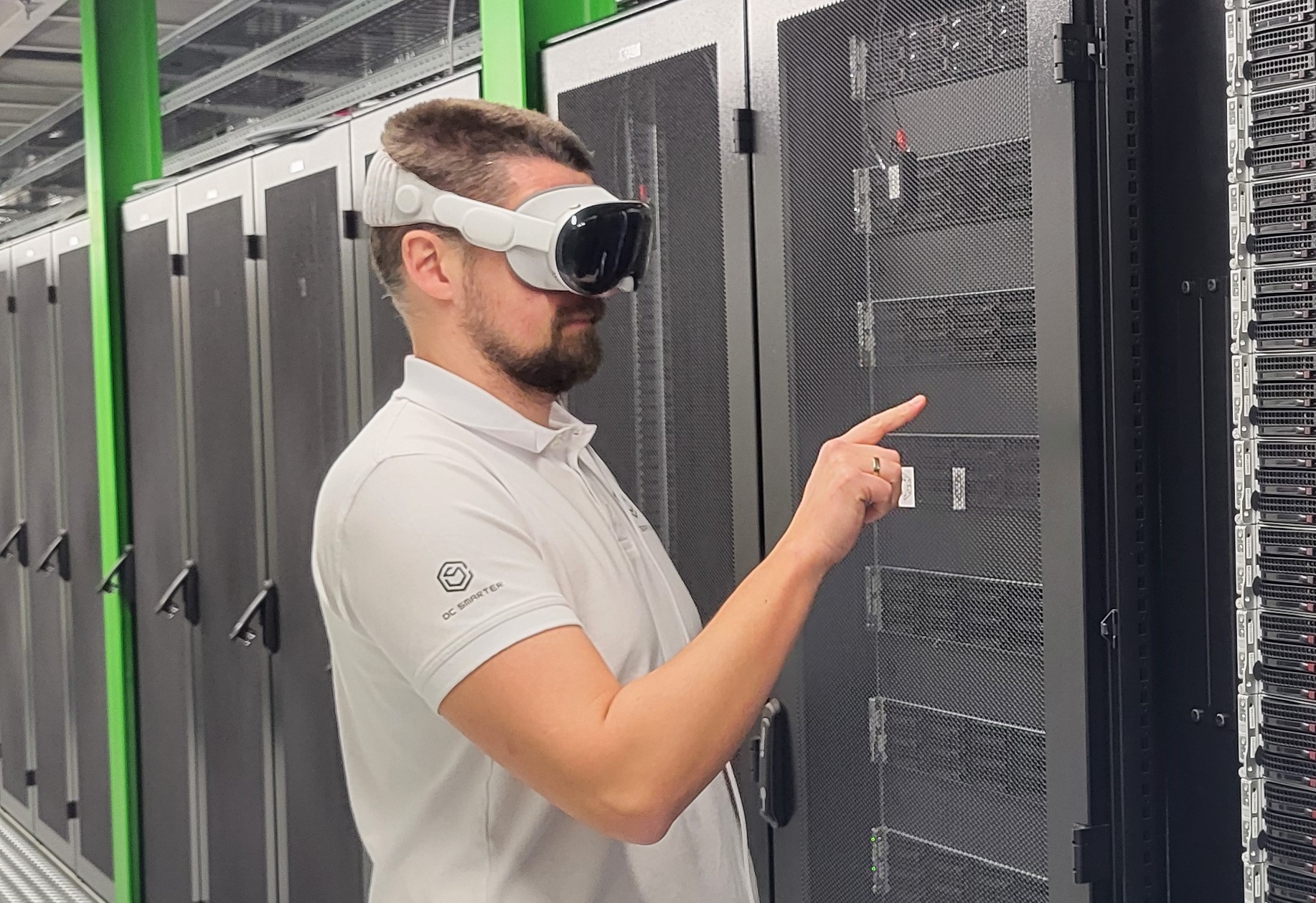 Interaktive Nutzung der Apple Vision Pro Brille mit DC Vision Software in einem Rechenzentrum